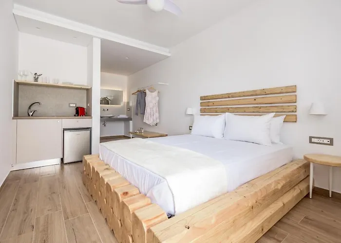 Amelia Deluxe * Adamantas (Milos)