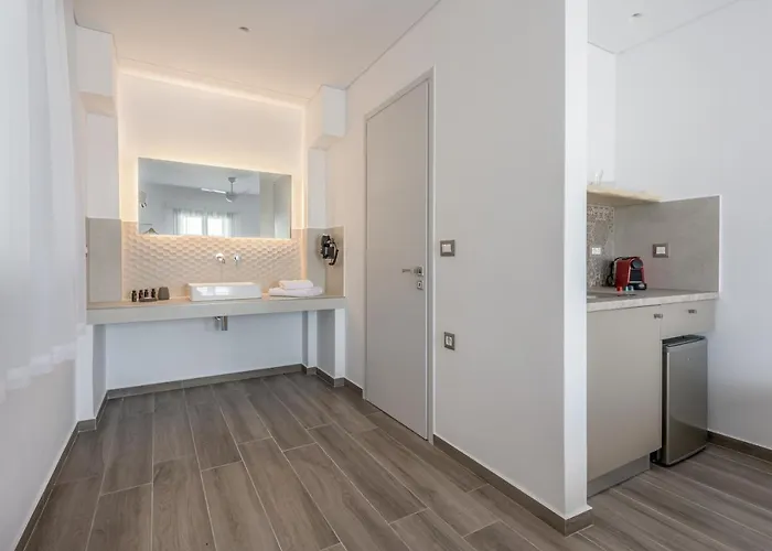 Amelia Deluxe * Adamantas (Milos)